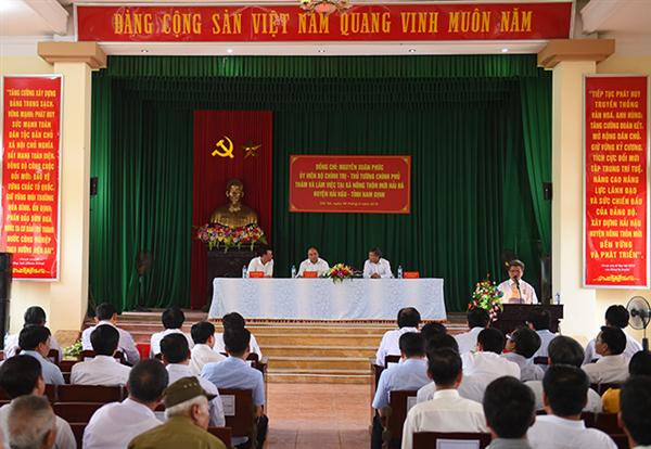 នាយករដ្ឋមន្ត្រីវៀតណាមលោក Nguyen Xuan Phuc ទៅទស្សនារូបសណ្ឋានជនបទថ្មីនៅខេត្ត Nam Dinh